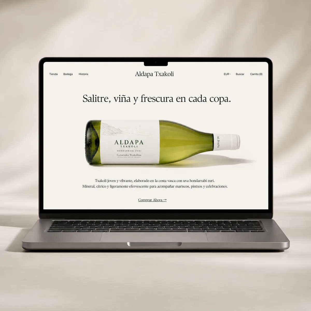 Mockup de web Aldapa Txakoli en laptop, hero editorial con botella